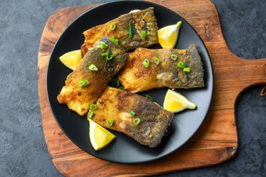 Kızarmış sazan balığı parçaları. Geleneksel Polonya Noel yemeği