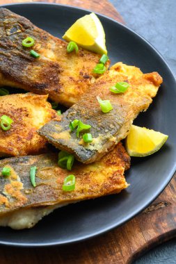 Kızarmış sazan balığı parçaları. Geleneksel Polonya Noel yemeği