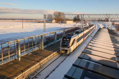 Gdansk, Polonya - 6 Ocak 2026: Pomeranian Metropolitan Demiryolu (kısaca PKM), Gdansk Rebiechowo. Gdansk şehrini Havalimanı ve Kashubia 'ya bağlayan toplu taşıma