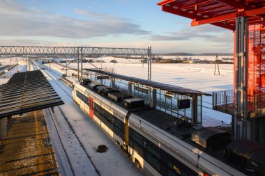 Gdansk, Polonya - 6 Ocak 2026: Pomeranian Metropolitan Demiryolu (kısaca PKM), Gdansk Rebiechowo. Gdansk şehrini Havalimanı ve Kashubia 'ya bağlayan toplu taşıma