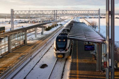Gdansk, Polonya - 6 Ocak 2026: Pomeranian Metropolitan Demiryolu (kısaca PKM), Gdansk Rebiechowo. Gdansk şehrini Havalimanı ve Kashubia 'ya bağlayan toplu taşıma
