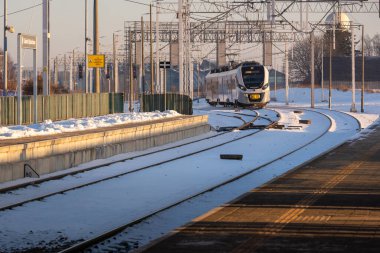 Gdansk, Polonya - 6 Ocak 2026: Pomeranian Metropolitan Demiryolu (kısaca PKM), Gdansk Rebiechowo. Gdansk şehrini Havalimanı ve Kashubia 'ya bağlayan toplu taşıma