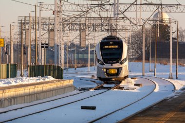 Gdansk, Polonya - 6 Ocak 2026: Pomeranian Metropolitan Demiryolu (kısaca PKM), Gdansk Rebiechowo. Gdansk şehrini Havalimanı ve Kashubia 'ya bağlayan toplu taşıma