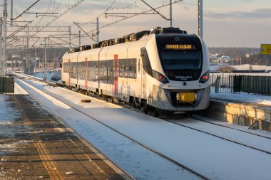 Gdansk, Polonya - 6 Ocak 2026: Pomeranian Metropolitan Demiryolu (kısaca PKM), Gdansk Rebiechowo. Gdansk şehrini Havalimanı ve Kashubia 'ya bağlayan toplu taşıma