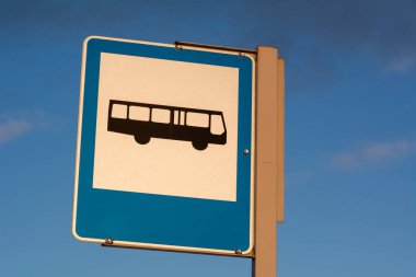 Otobüs durağı tabelası. Toplu taşıma bilgisi işareti