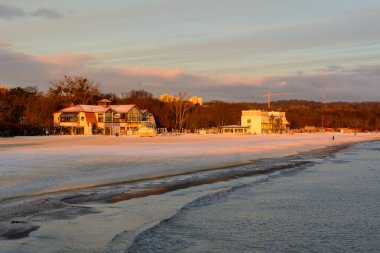 Sopot, Polonya - 5 Ocak 2026: Sopot plajı kışın iskeleden görüldü. Polonya