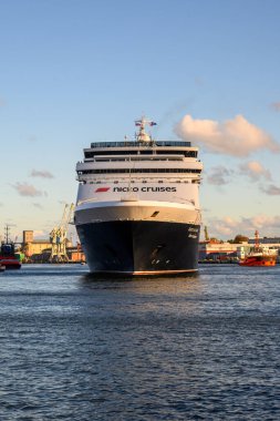 Gdansk, Polonya - 28 Eylül 2025: Vasco da Gama yolcu gemisi Alman Nicko Cruises tarafından Gdansk Limanı 'nda işletilmektedir. Polonya