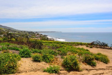 El Matador Eyalet Plajı 'ndan görülen Malibu sahili. Kaliforniya, Birleşik Devletler