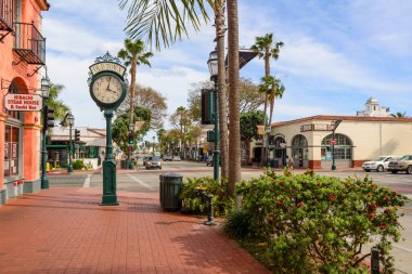 Santa Barbara, Kaliforniya, ABD: 12 Nisan 2019: Santa Barbara, Kaliforniya, ABD 'de caddede klasik saat