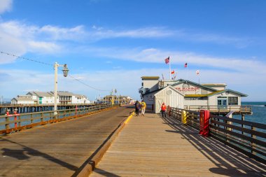 Santa Barbara, Kaliforniya, ABD: 12 Nisan 2019: Santa Barbara 'daki Stearns Wharf Rıhtımı, popüler turizm merkezi. Kaliforniya, ABD