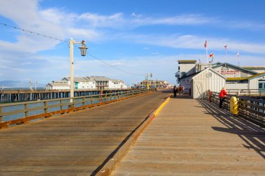 Santa Barbara, Kaliforniya, ABD: 12 Nisan 2019: Santa Barbara 'daki Stearns Wharf Rıhtımı, popüler turizm merkezi. Kaliforniya, ABD
