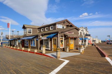 Santa Barbara, Kaliforniya, ABD: 12 Nisan 2019: Santa Barbara 'daki Stearns Wharf Rıhtımı, popüler turizm merkezi. Kaliforniya, ABD