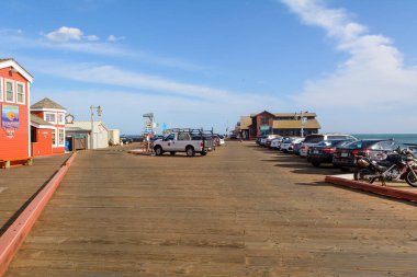 Santa Barbara, Kaliforniya, ABD: 12 Nisan 2019: Santa Barbara 'daki Stearns Wharf Rıhtımı, popüler turizm merkezi. Kaliforniya, ABD