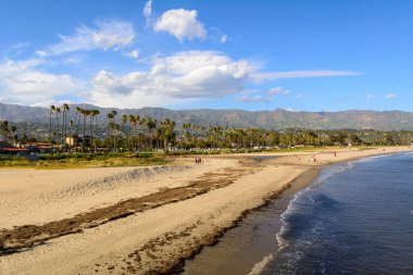 Santa Barbara kıyıları Stearns Rıhtımı 'ndan görüldüğü gibi. Kaliforniya, ABD
