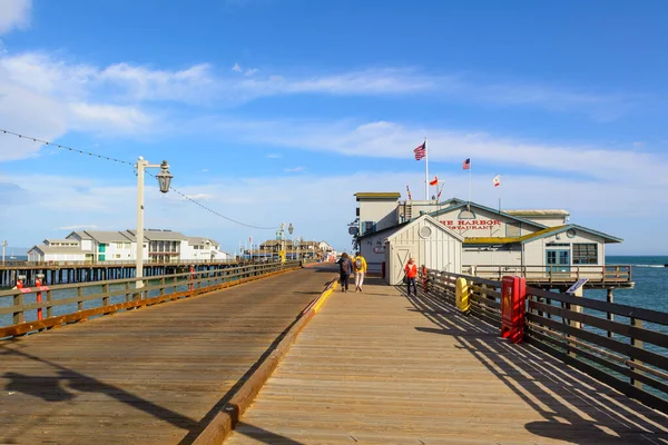 Santa Barbara, Kaliforniya, ABD: 12 Nisan 2019: Santa Barbara 'daki Stearns Wharf Rıhtımı, popüler turizm merkezi. Kaliforniya, ABD