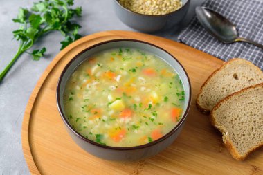 Çavdar ekmeğiyle servis edilen inci arpa çorbası.