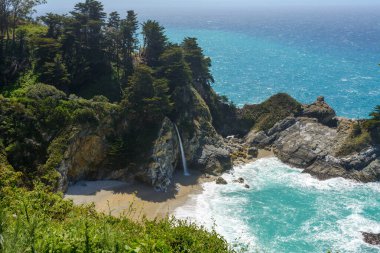 McWay Falls, Big Sur 'da güzel bir şelale. Kaliforniya, Birleşik Devletler