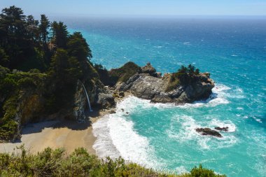 McWay Falls, Big Sur 'da güzel bir şelale. Kaliforniya, Birleşik Devletler