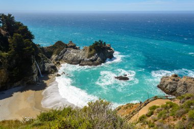 McWay Falls, Big Sur 'da güzel bir şelale. Kaliforniya, Birleşik Devletler