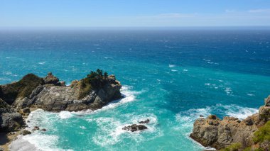 McWay Sahili 'nde kayalık oluşumlar Big Sur' daki şelalenin yanında. Kaliforniya, Birleşik Devletler