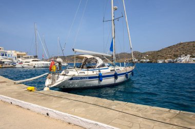 Katapola, Amorgos - 20 Mayıs 2024: Amorgos adasındaki Katapola limanında tekne gezisi. Cyclades, Yunanistan