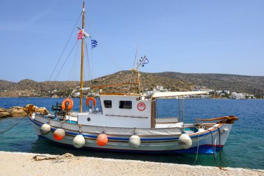 Katapola, Amorgos - 20 Mayıs 2024: Amorgos adasındaki Katapola limanında balıkçı teknesi. Cyclades, Yunanistan