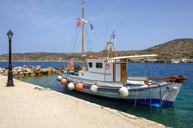 Katapola, Amorgos - 20 Mayıs 2024: Amorgos adasındaki Katapola limanında balıkçı teknesi. Cyclades, Yunanistan