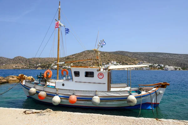 Katapola, Amorgos - 20 Mayıs 2024: Amorgos adasındaki Katapola limanında balıkçı teknesi. Cyclades, Yunanistan