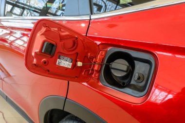 Gdansk, Polonya - 28 Şubat 2026: Honda CR-V 'de yakıt deposunun açılması araç galerisinde sunuldu