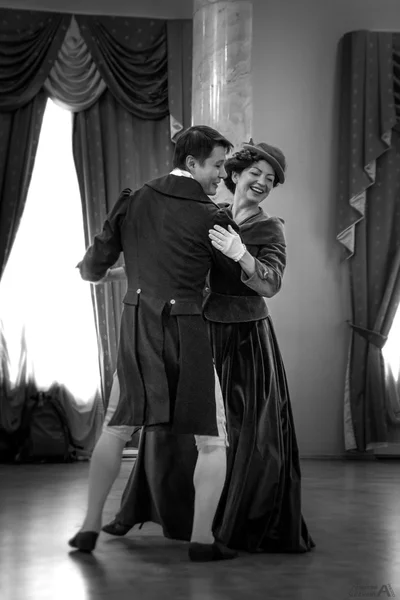 Casal de dança durante a reconstrução histórica cultural da bola no centro de Moscou — Fotografia de Stock