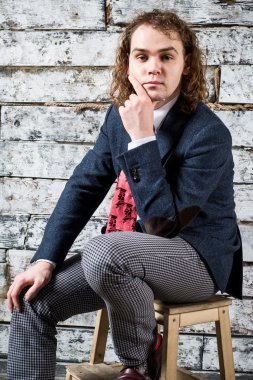 İş kıyafeti ve parlak kırmızı kravat giymiş uzun saçlı adam