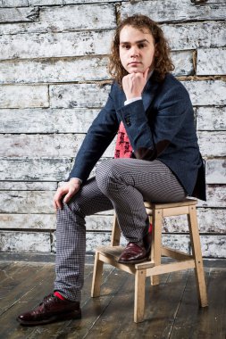 İş kıyafeti ve parlak kırmızı kravat giymiş uzun saçlı adam