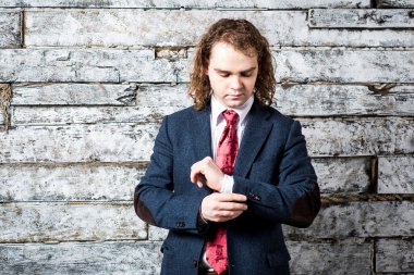 İş kıyafeti ve parlak kırmızı kravat giymiş uzun saçlı adam