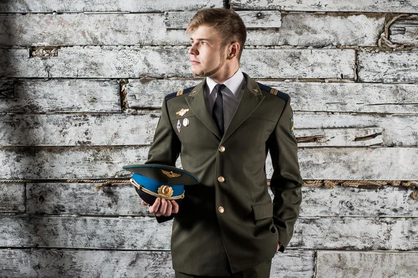 Junger Sergeant der russischen Luftwaffe posiert mit Mütze in den Händen — Stockfoto