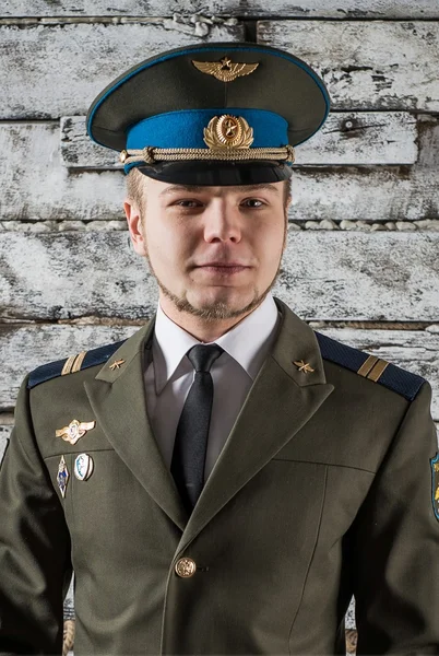 Mladý seržant ruských ozbrojených sil pózuje ve slavnostní uniformě Stock Fotografie