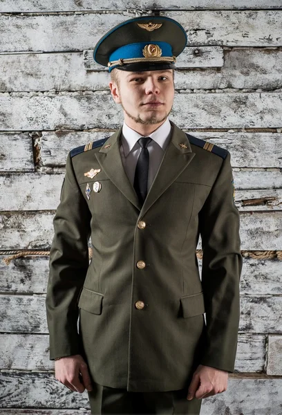 Mladý seržant ruských ozbrojených sil pózuje ve slavnostní uniformě Royalty Free Stock Obrázky