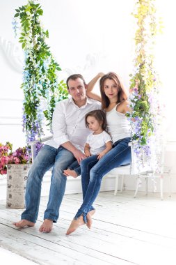 Sevgi dolu aile genç: Anne, baba ve kız parlak bir iç