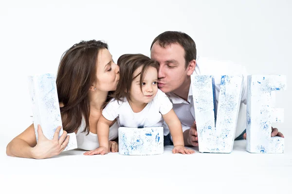 Sevgi dolu aile genç: Anne, baba ve kız parlak bir iç