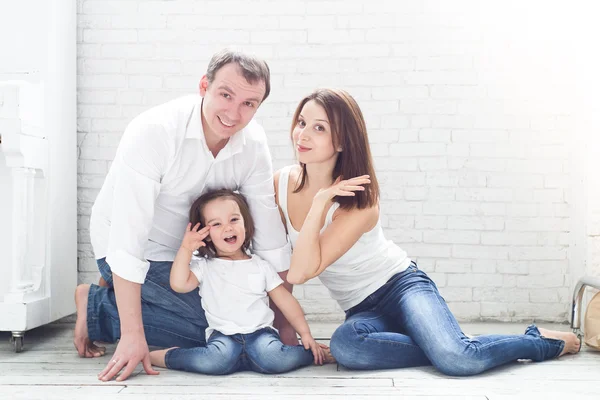 Sevgi dolu aile genç: Anne, baba ve kızı plaing parlak bir iç