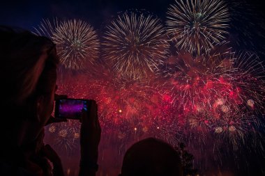Fotoğraf ve video smartphone için ateş: Moskova Nehri kıyısında parkta üzerinde gökyüzünde renkli havai fişek