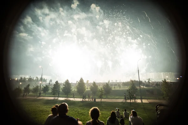 Feux d'artifice colorés dans le ciel au-dessus du parc à Moscou — Photo