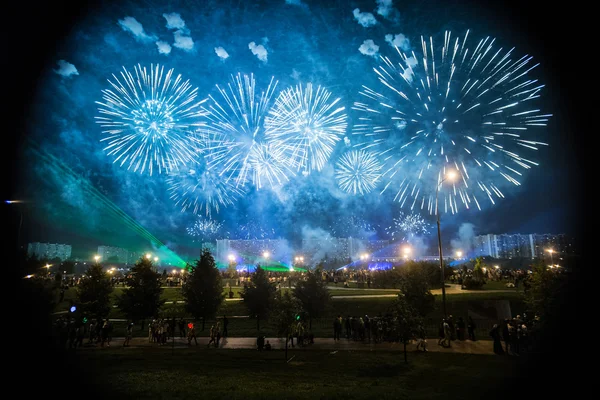 Цветные фейерверки в небе над парком в Москве — стоковое фото