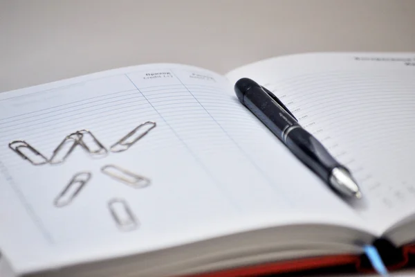 日記は、ペンと紙クリップです。 — ストック写真