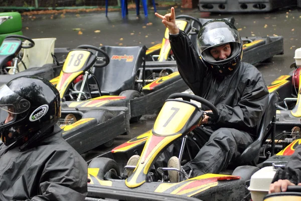 Young racers are preparing to race on the racetrack in Moscow — Stock Photo, Image