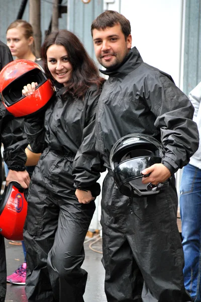 Girl and guy getting ready to race karts — Stock Photo, Image