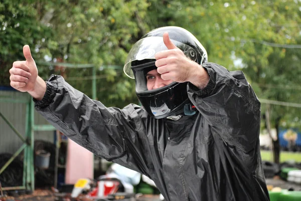 Jeune coureur montre que tout va bien — Photo