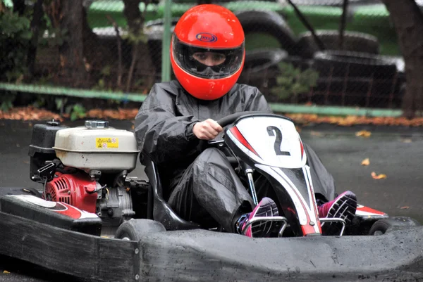 Η νεαρή κοπέλα οδήγηση kart στη Μόσχα — Φωτογραφία Αρχείου