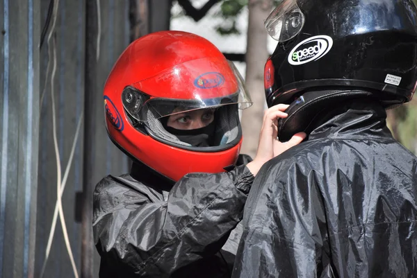 Fille et gars se préparent à la course karts — Photo