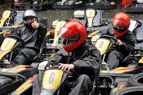 Young racers are preparing to race on the racetrack in Moscow — Stock Photo, Image