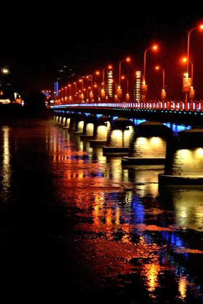 Vista noturna da ponte sobre o rio na China — Fotografia de Stock